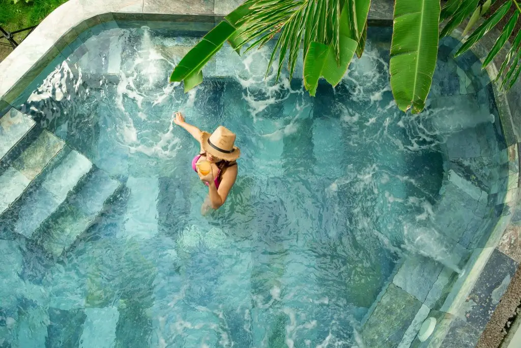 Jacuzzi Interior del Hotel rodeada de vegetación tropical